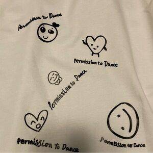 👚(bundle 4 items w/👚for $16) White Graphic Sweatshirt